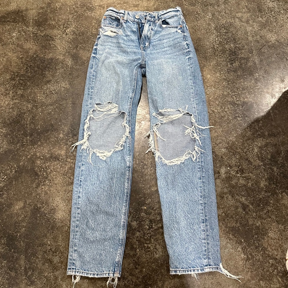 American Eagle ripped mom jeans!